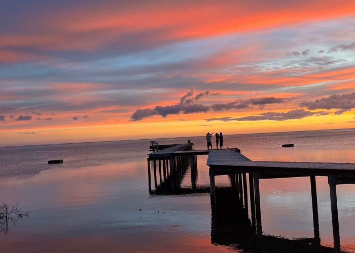 Pension Linareva Moorea Beach Resort à Moorea. Ponton de la pension au coucher du soleil.