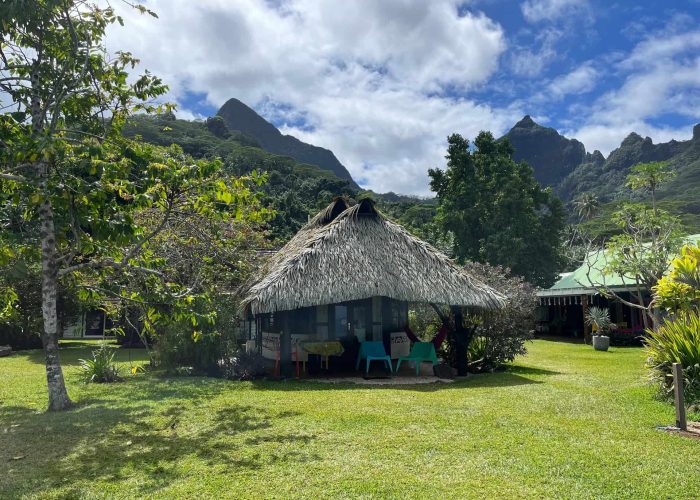 Pension Linareva Moorea Beach Resort à Moorea. Fare traditionnel dans le jardin de la pension? Montagnes de Moorea en arrière plan.