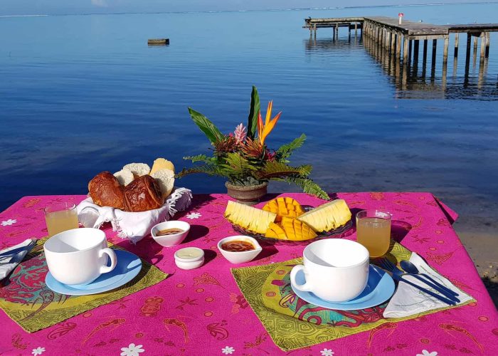 Pension Linareva Moorea Beach Resort à Moorea. Petit déjeuner continental, vue sur le lagon de Moorea et ponton.