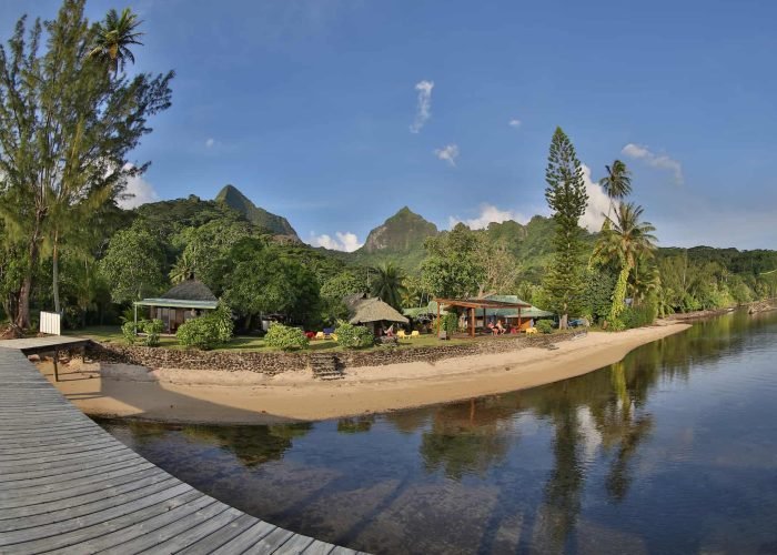 Pension Linareva Beach Resort - vue depuis le ponton sur la plage de la pension