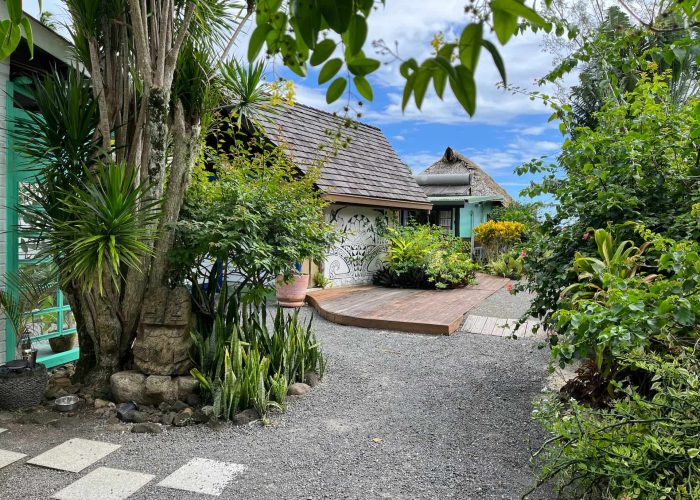 Pension Linareva Moorea Beach Resort à Moorea. Vue générale sur le jardin de la pension.