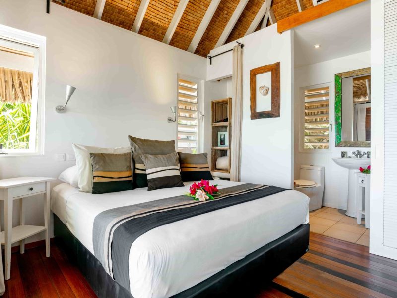 Pension Moorea Beach Lodge - vue intérieur d'une chambre dans un bungalow jardin famille