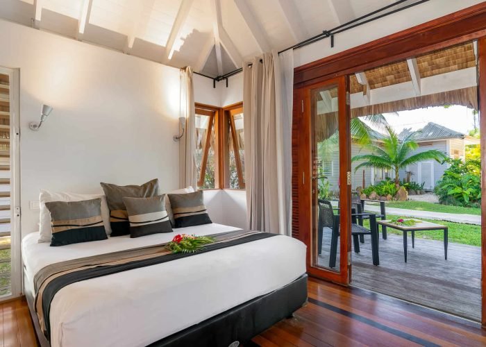 subtiles-tahiti-moorea-pension-moorea-beach-lodge-3©moorea-beach-lodge Pension Moorea Beach Lodge. Vue de l'intérieur d'un bungalow jardin avec sa terrasse ouverte.