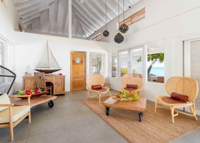 subtiles-tahiti-moorea-pension-moorea-beach-lodge-9©moorea-beach-lodge Pension Moorea Beach Lodge à Moorea. Intérieur du lounge de la pension. Coin salon.