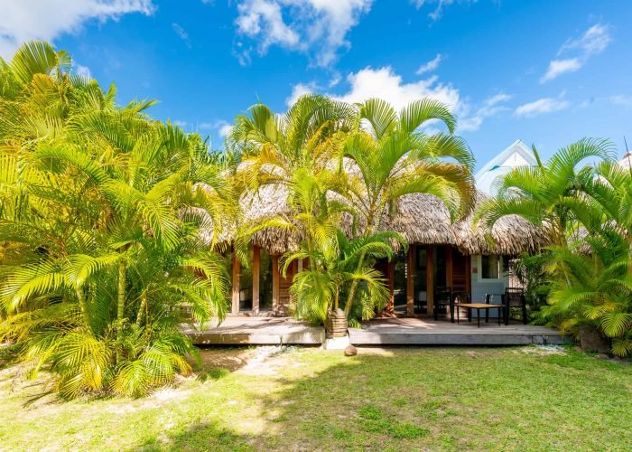 subtiles-tahiti-moorea-pension-moorea-beach-lodge©moorea-beach-lodge Pension Moorea Beach Lodge - vue extérieur d'un bungalow jardin famille