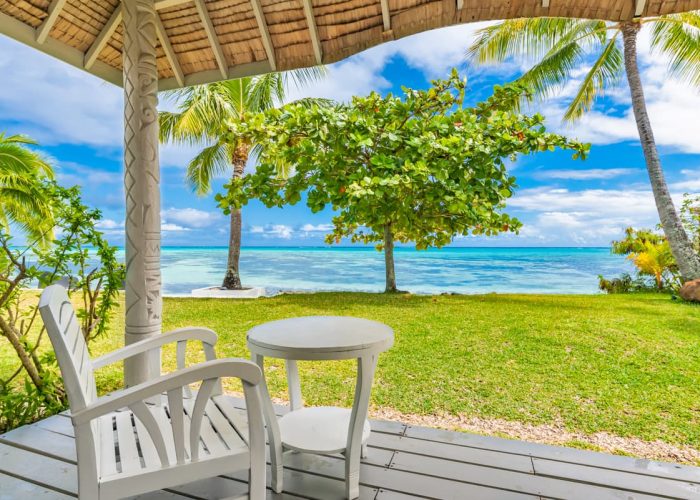 Pension Moorea Island Beach à Moorea - terrasse d'un Bungalow Plage avec vue sur le lagon turquoise.