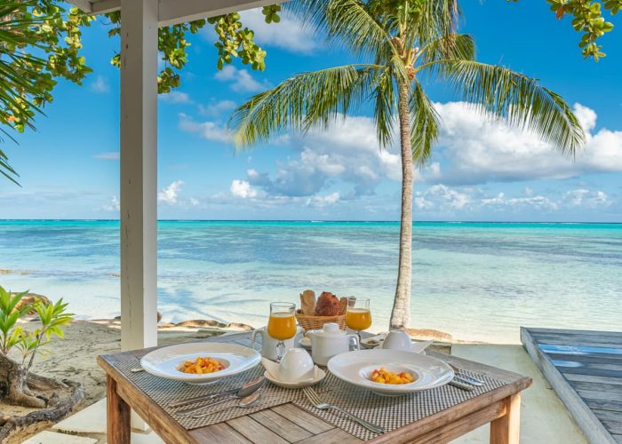 Pension Moorea Island Beach à Moorea - petit-déjeuner servi face au lagon turquoise.