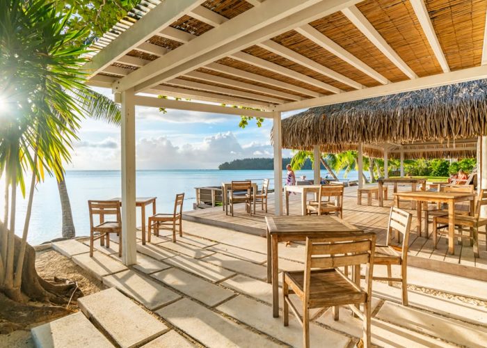 Pension Moorea Island Beach à Moorea - salle de restaurant semi extérieur face au lagon.