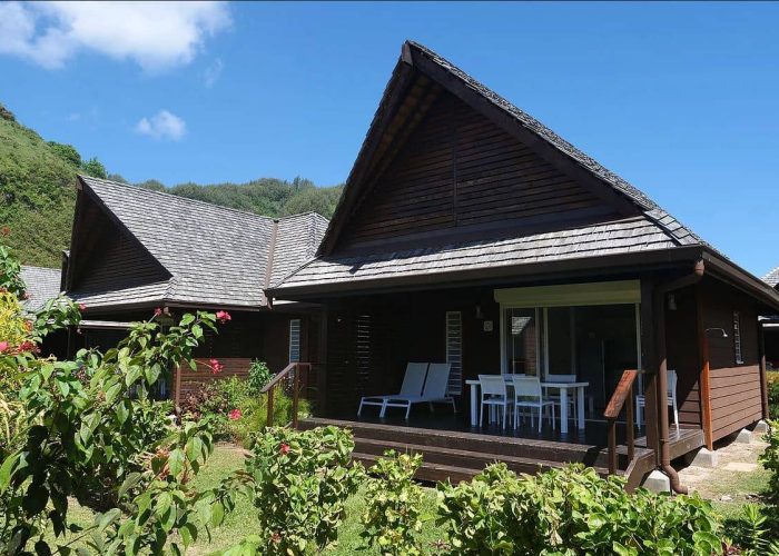 Pension Moorea Sunset Beach - vue de l'extérieur d'un bungalow jardin avec sa terrasse meublée