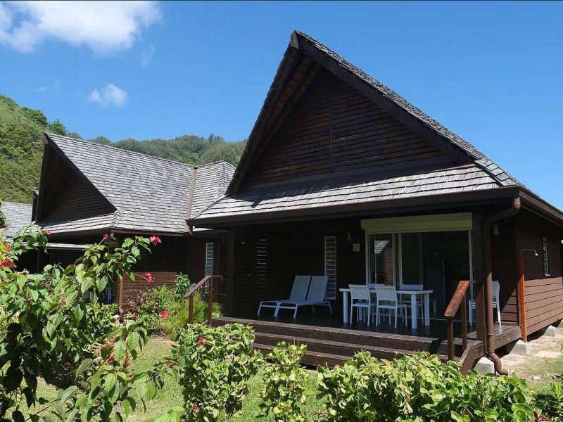 Pension Moorea Sunset Beach - vue de l'extérieur d'un bungalow jardin avec sa terrasse meublée