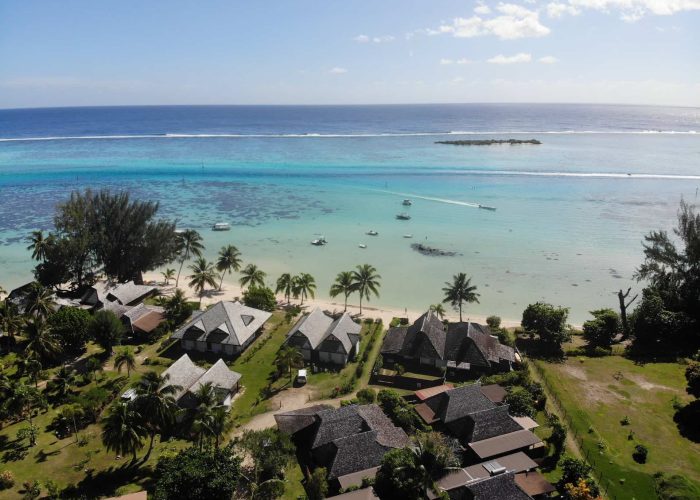 Pension Moorea Sunset Beach à Moorea. Vue aérienne sur les bungalows, la plage et le lagon.