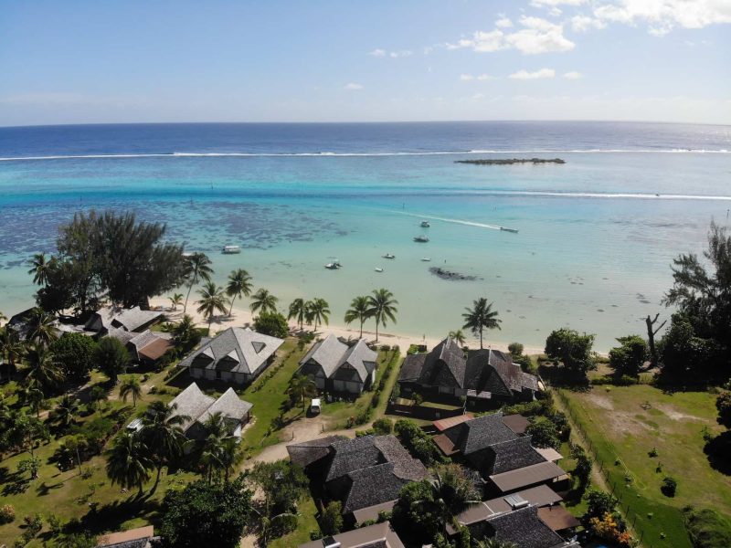 Pension Moorea Sunset Beach à Moorea. Vue aérienne sur les bungalows, la plage et le lagon.