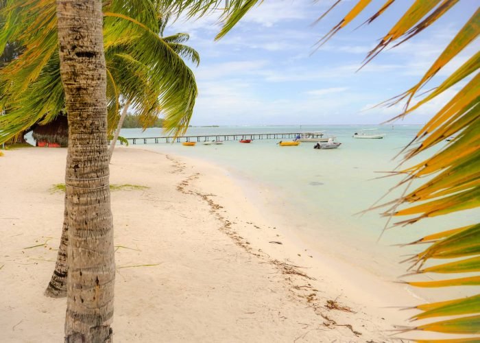 Résidence Moorea Sunset Beach - plage de la résidence avec le ponton de l'hôtel des Tipaniers en arrière plan.