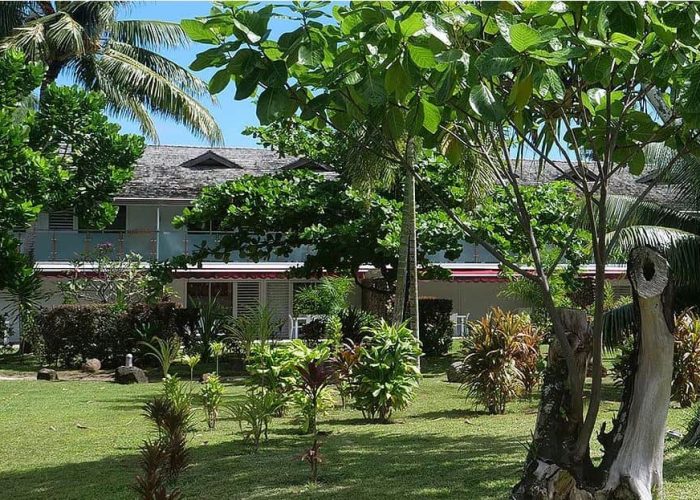 Pension Moorea Sunset Beach à Moorea. Vue sur les chambres et suites depuis le jardin tropical de la pension.