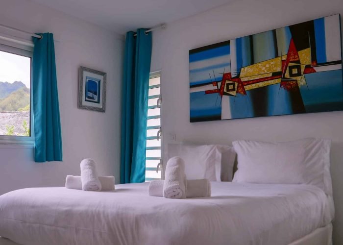 Résidence Moorea Sunset Beach - intérieur d'une chambre dans un bungalow.