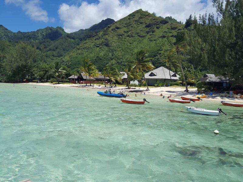 Pension Moorea Sunsett Beach - vue de la plage depuis le lagon et montagnes en arrière plan