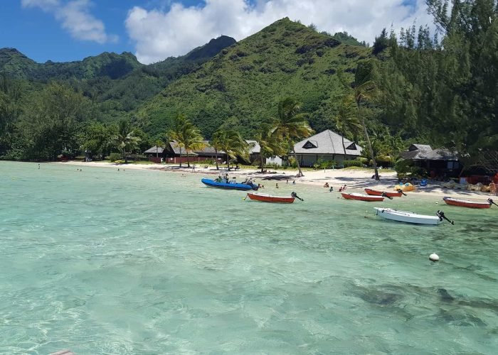 Résidence Moorea Sunset Beach.- vue de la plage depuis le lagon et montagnes en arrière plan