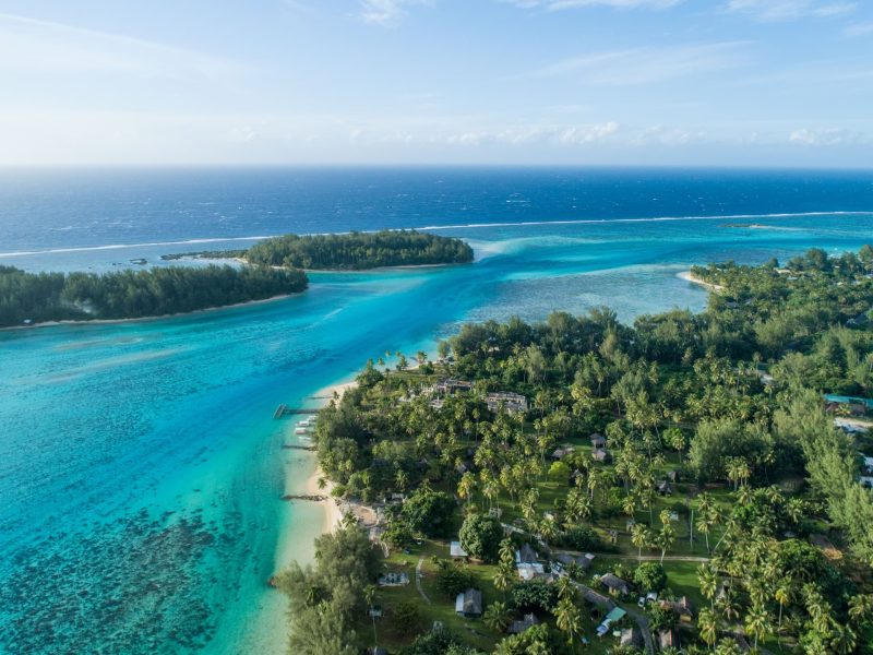 Vue aérienne du lagon de Moorea et les motus