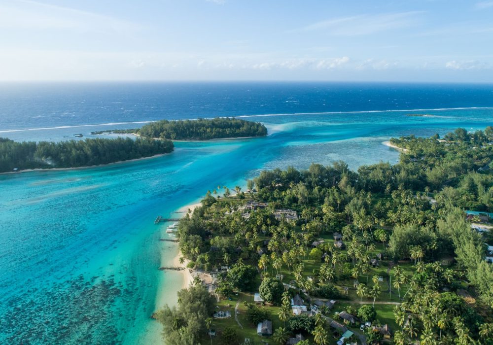 Vue aérienne du lagon de Moorea et les motus