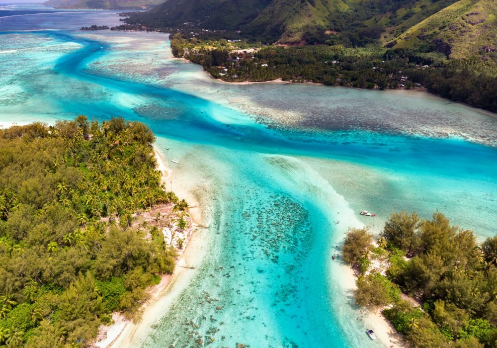 Vue aérienne du lagon de Moorea, de l'île et des motus