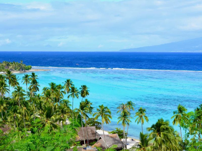 Moorea, point du vue de Toatea, vue sur le lagon turquoise, l'océan, la plage de Temae en contre bas et Tahiti en arrière plan.