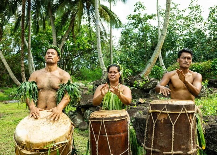 troupe de 3 musiciens à Nuku Hiva jouant du Toere - festival des Marquises