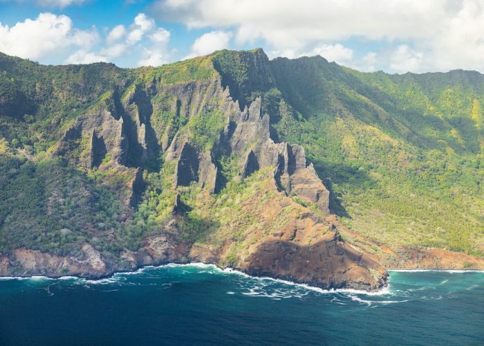 Vue aérienne sur la montagne escarpée de Nuku Hiva aux îles Marquises.