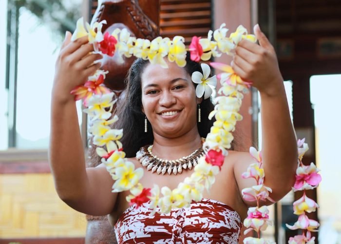 Hôtel Le Nuku Hiva by Pearl Resorts 3* - femme polynésienne tendant un collier de fleurs en guise de bienvenue