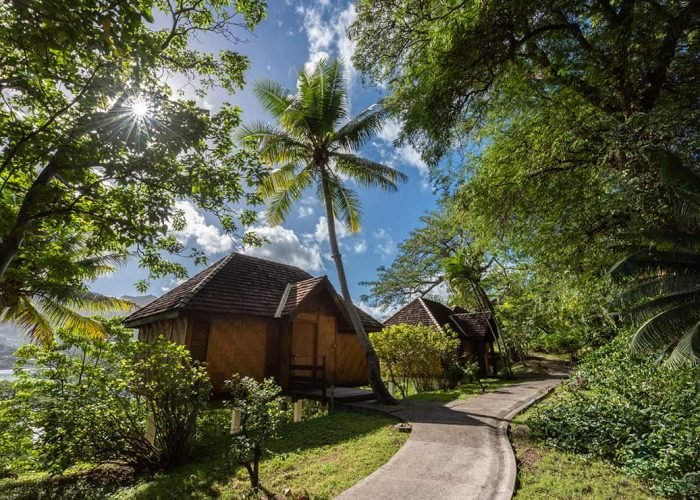 Hôtel Le Nuku Hiva by Pearl Resorts 3* à Nuku Hiva – Chemin dans le jardin menant vers les bungalows.