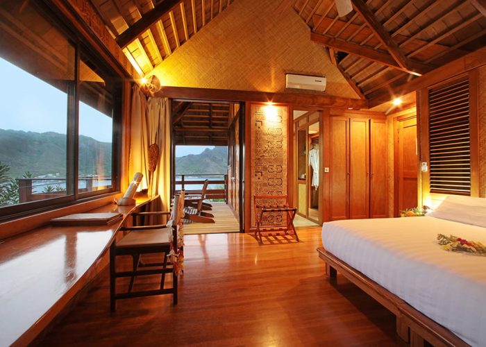 Hôtel Le Nuku Hiva by Pearl Resorts 3* - vue de l'intérieur d'un bungalow avec vue sur la baie