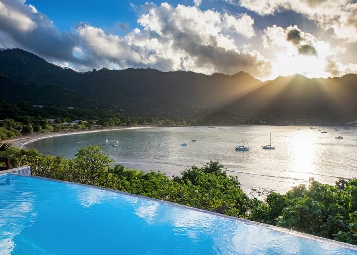 Hôtel Le Nuku Hiva by Pearl Resorts 3* à Nuku Hiva – Piscine à débordement avec vue la baie de Taihoae au coucher du soleil.