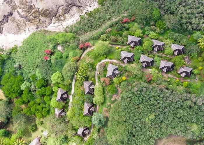 Hôtel Le Nuku Hiva by Pearl Resorts 3* à Nuku Hiva – Vue aérienne sur le jardin et les bungalows de l'hôtel.