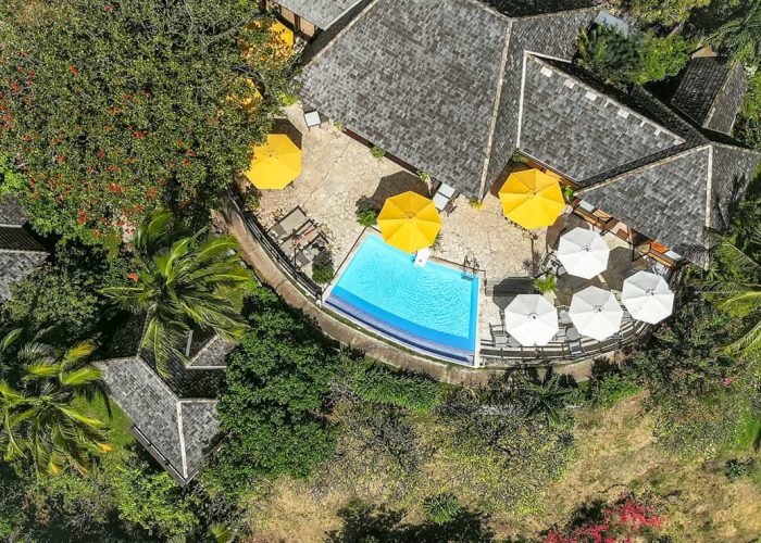 Hôtel Le Nuku Hiva by Pearl Resorts 3* à Nuku Hiva – Vue aérienne sur la réception, la terrasse et la piscine de l'hôtel.