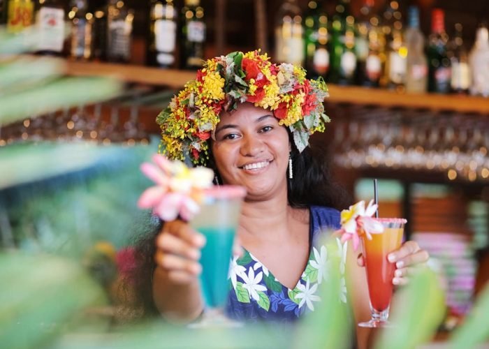 Hôtel Le Nuku Hiva by Pearl Resorts 3* - femme polynésienne tenant un cocktail tropical dans chaque main