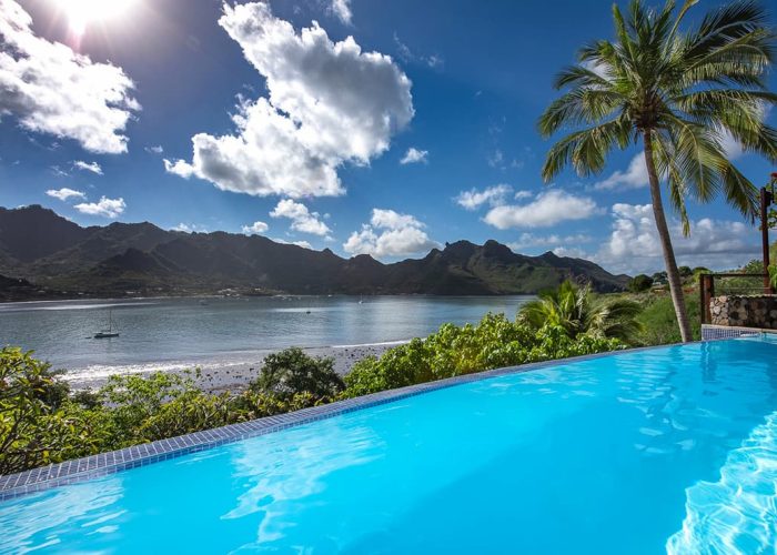 Hôtel Le Nuku Hiva by Pearl Resorts 3* - vue sur la piscine et sur la baie de Taihoae