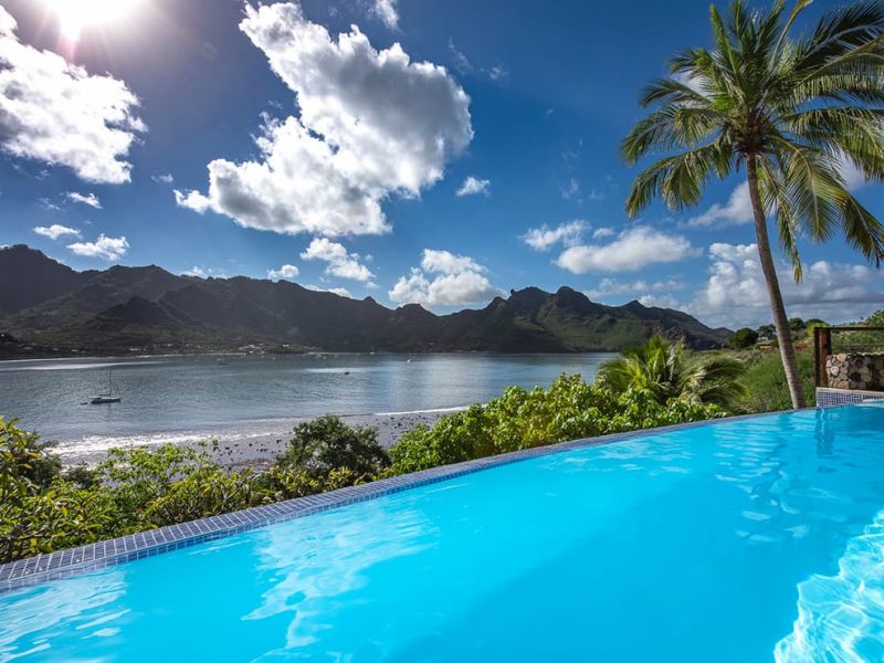 Hôtel Le Nuku Hiva by Pearl Resorts 3* - vue sur la piscine et sur la baie de Taihoae