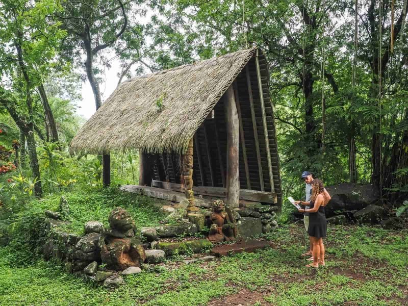 Excursion à Hatiheu organisé par l'hôtel Le Nuku Hiva by Pearl Resorts 3*. Vue sur un couple sur le site de la vallée de Hatiheu