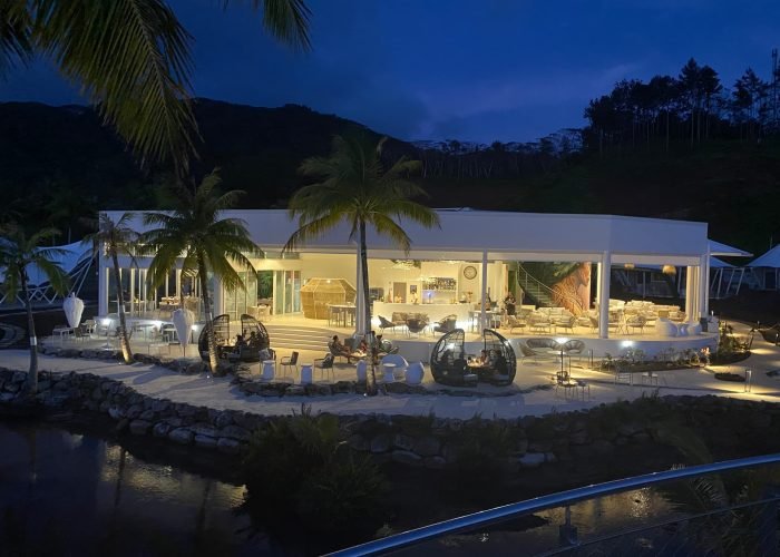 hôtel apatoa Raiatea - vue sur l'espace bar et restaurant de nuit