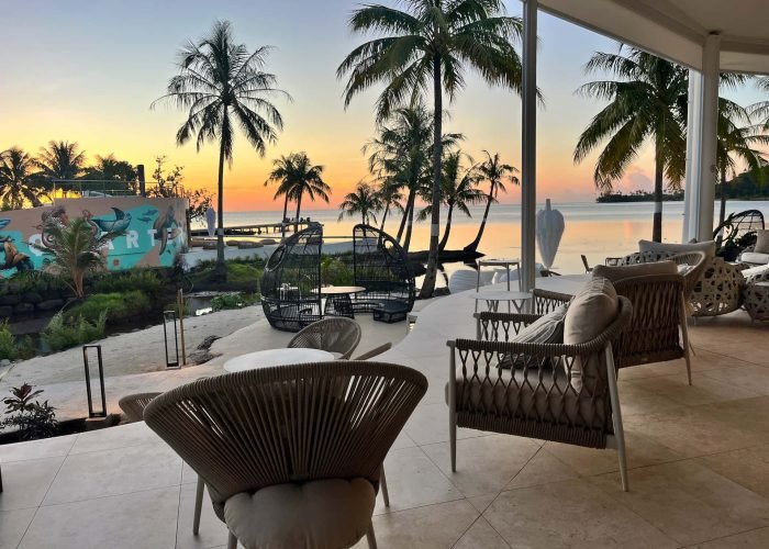hôtel apatoa 4* Raiatea - terrasse extérieur au coucher du soleil