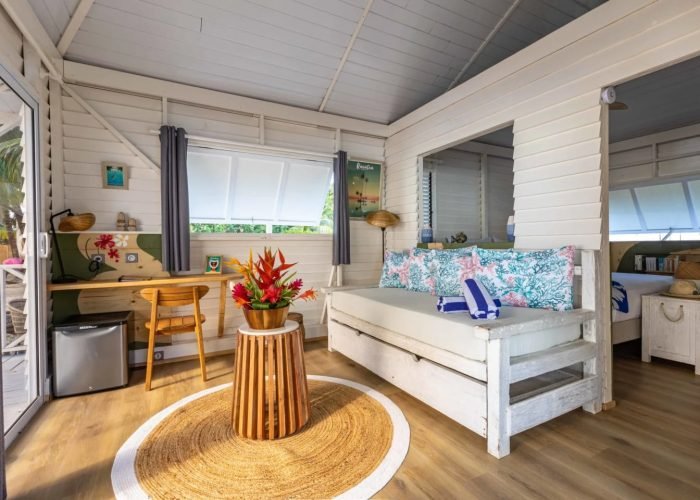 Hôtel Opoa Beach 3* à Raiatea - salon d'un bungalow jardin.