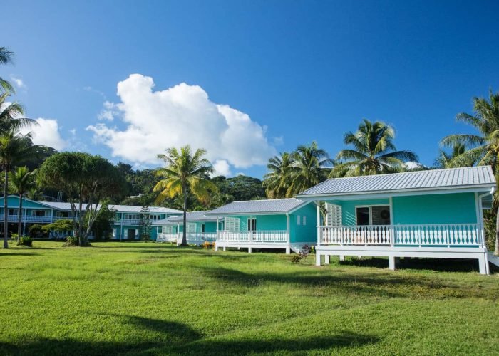 Hôtel Raiatea Lodge 3* - vue extérieur sur les bungalows vue lagon dans le jardin de l'hôtel.
