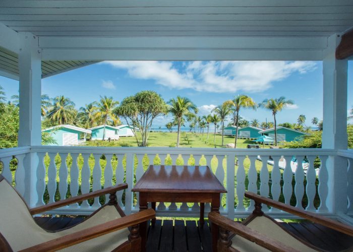 Hôtel Raiatea Lodge 3 à Raiatea. Vue depuis la terrasse d'une chambre vue lagon.