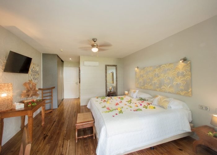 Hôtel Raiatea Lodge 3* - intérieur d'une chambre vue lagon.