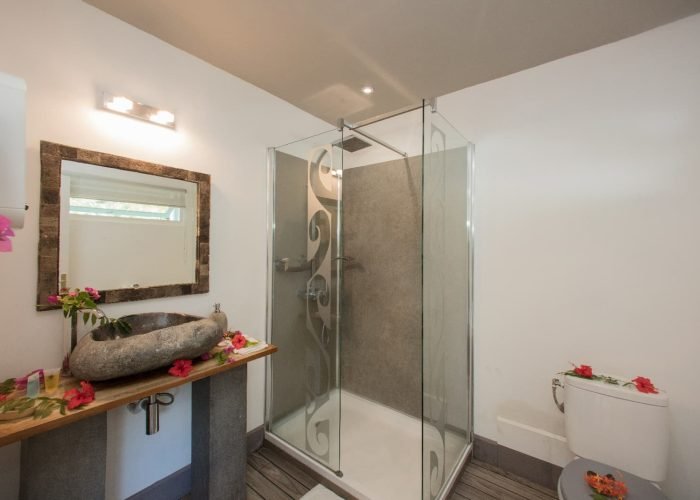 Hôtel Raiatea Lodge 3* à Raiatea. Salle de bain avec douche d'une chambre vue lagon.