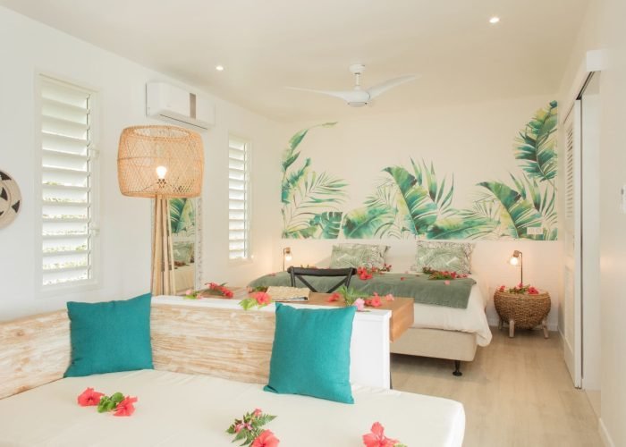 Hôtel Raiatea Lodge 3* à Raiatea. Intérieur d'un Bungalow vue Lagon avec son grand lit double.