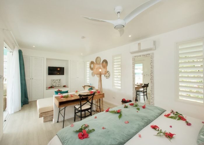 Hôtel Raiatea Lodge 3* à Raiatea. Intérieur d'un Bungalow vue Lagon avec son coin salon.