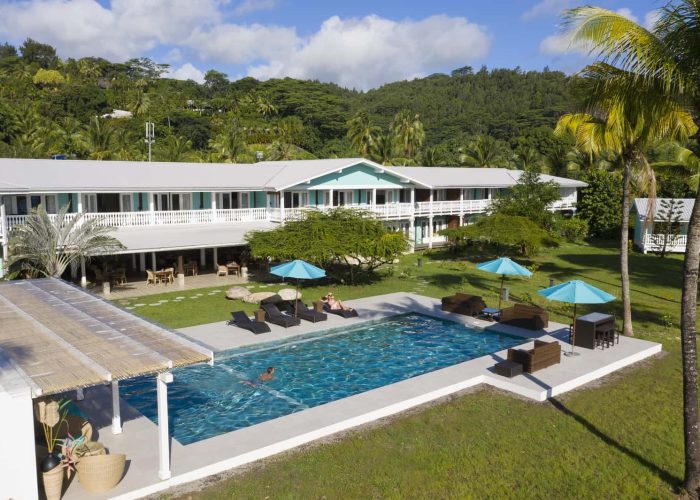 Hôtel Raiatea Lodge 3* à Raiatea - vue sur la piscine, le bâtiment principal de style colonial et la montagne verdoyante en arrière plan