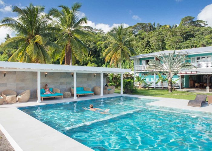 Hôtel Raiatea Lodge 3* - vue sur la piscine et le bâtiment de style colonial