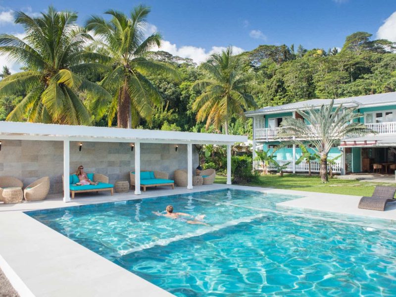 Hôtel Raiatea Lodge 3* - vue sur la piscine et le bâtiment de style colonial