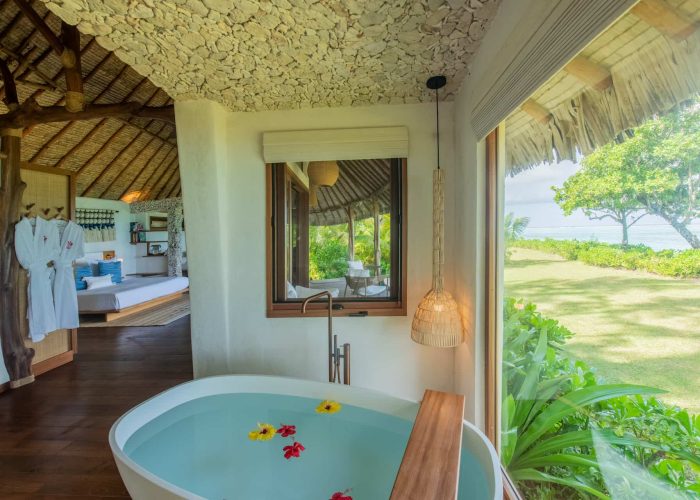 Motu Nao Nao, île privée à Raiatea. Salle de bain avec baignoire dans une villa.